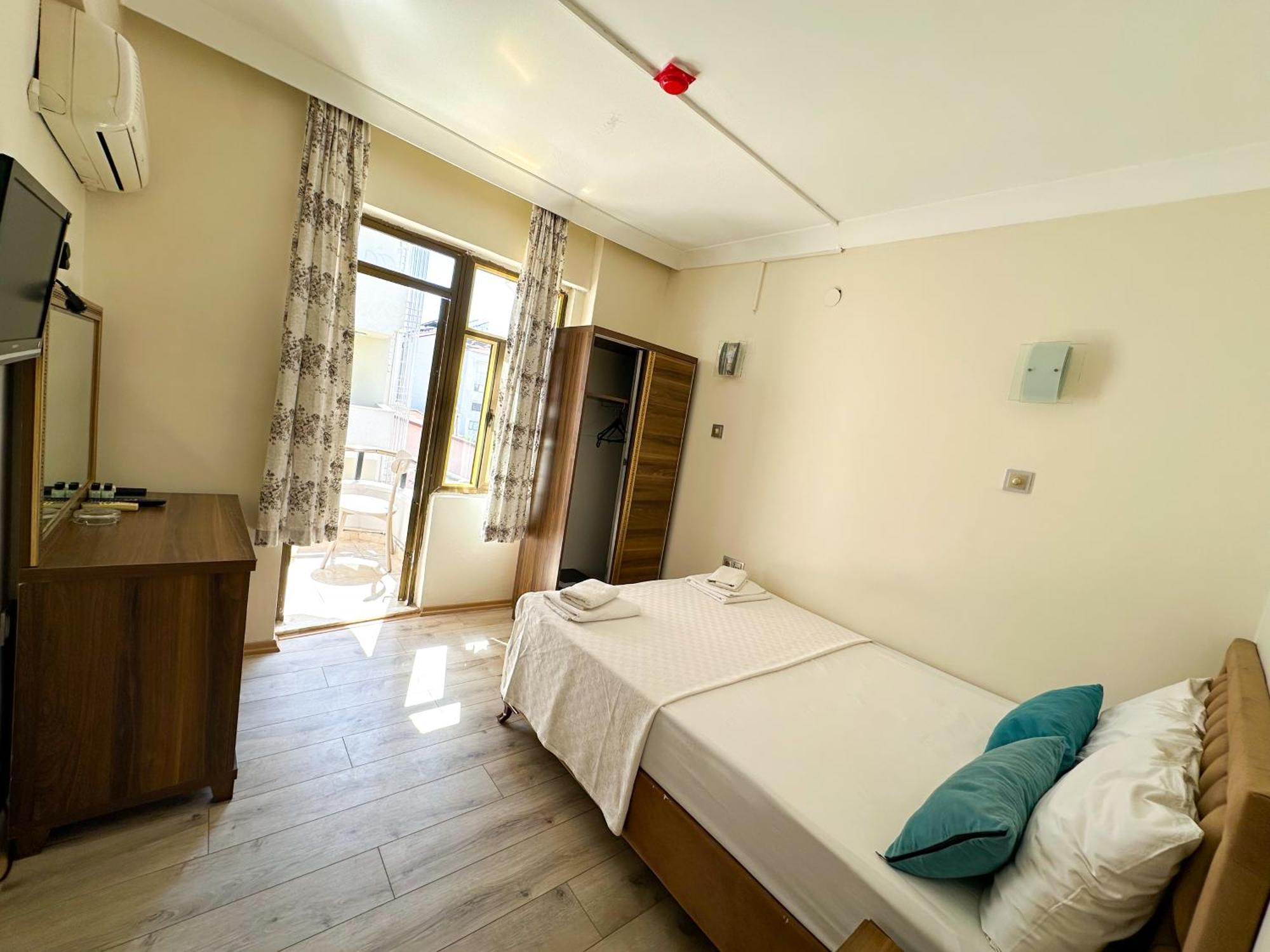 Reis Beach Hotel 말마리스 외부 사진